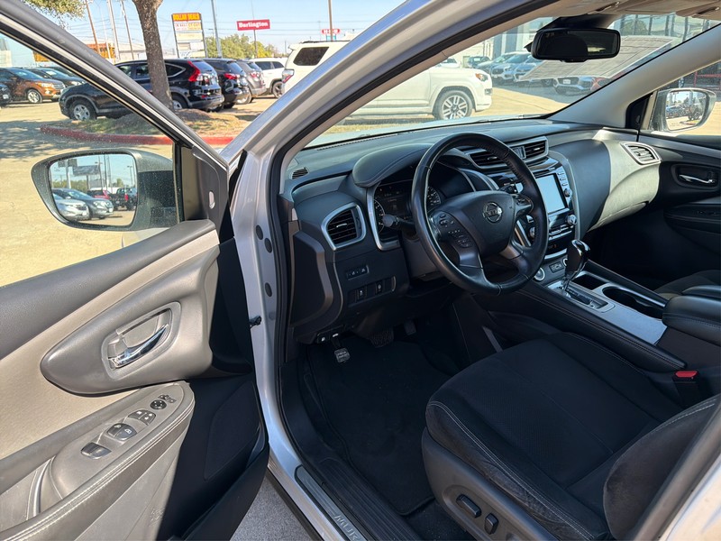 Nissan Murano Vehicle Full-screen Gallery Image 9