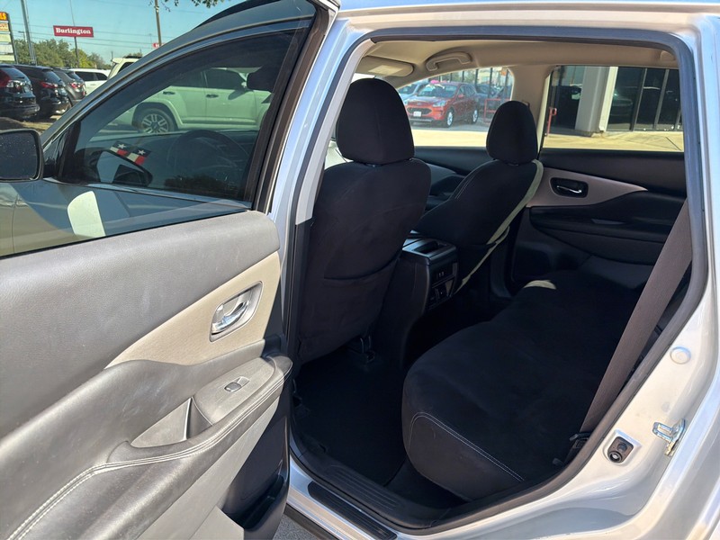 Nissan Murano Vehicle Full-screen Gallery Image 10