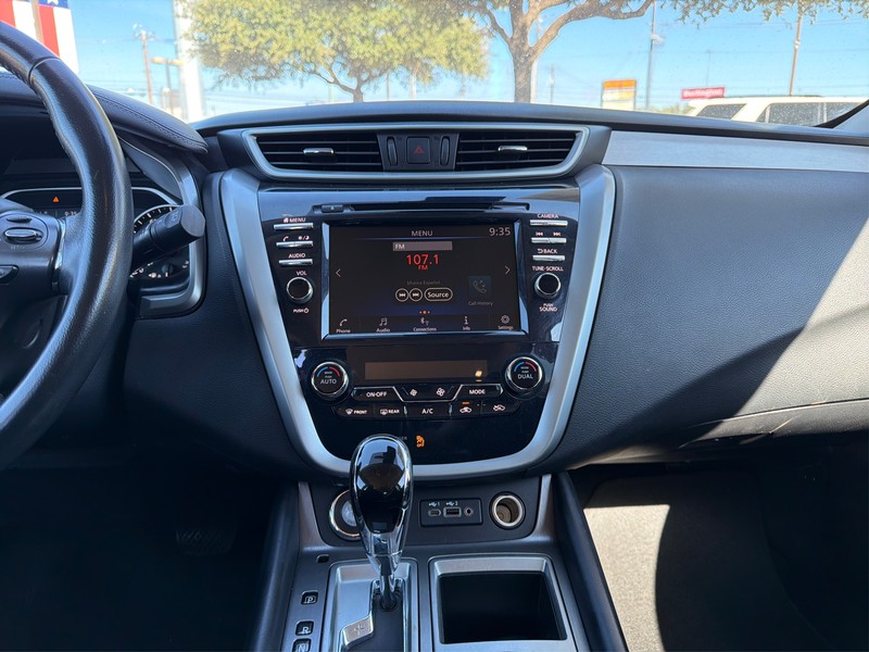 Nissan Murano Vehicle Full-screen Gallery Image 12