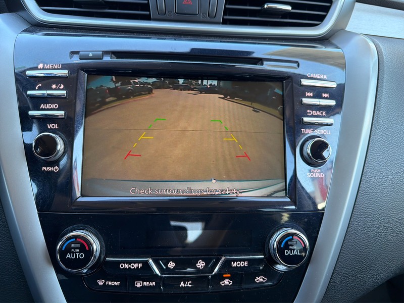 Nissan Murano Vehicle Full-screen Gallery Image 17