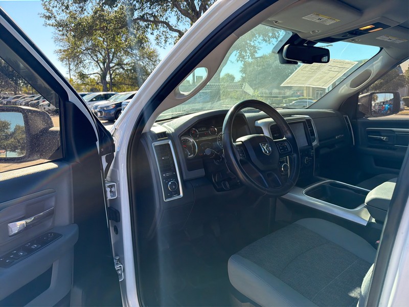 Ram 1500 Vehicle Full-screen Gallery Image 09