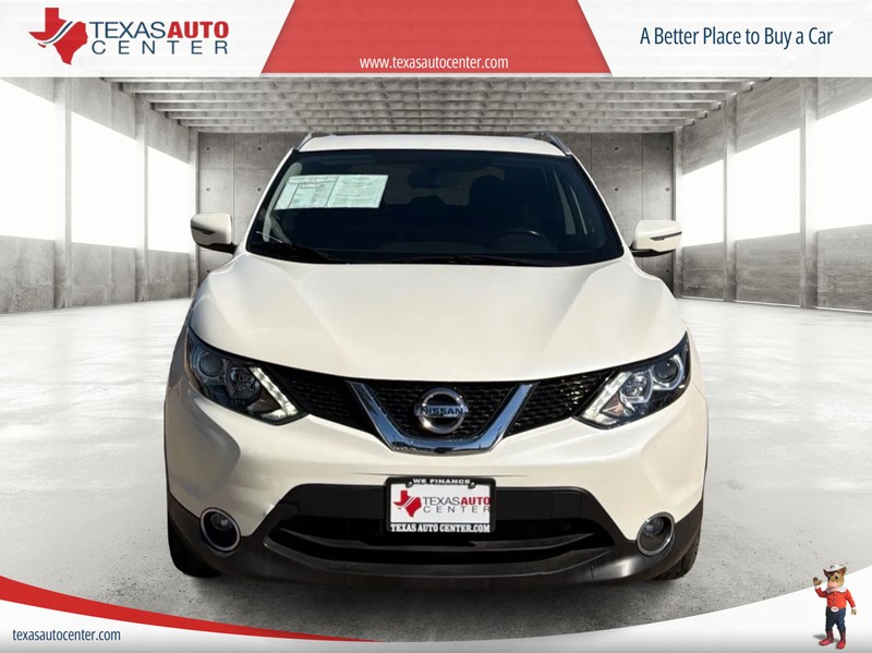 Nissan Rogue Sport Vehicle Full-screen Gallery Image 3