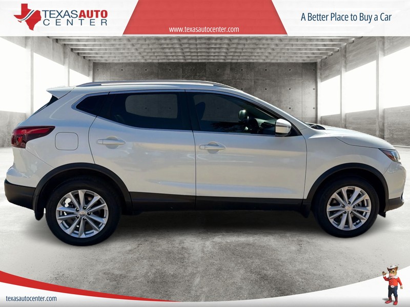 Nissan Rogue Sport Vehicle Full-screen Gallery Image 4