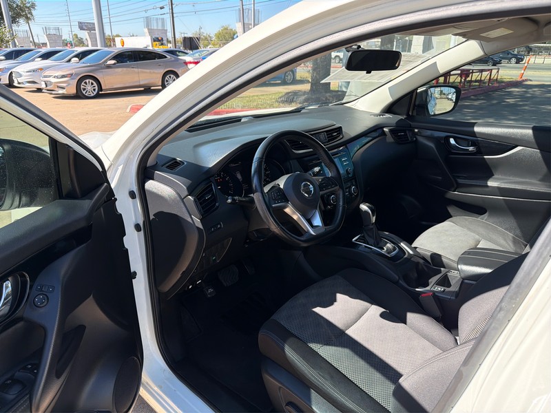 Nissan Rogue Sport Vehicle Full-screen Gallery Image 9