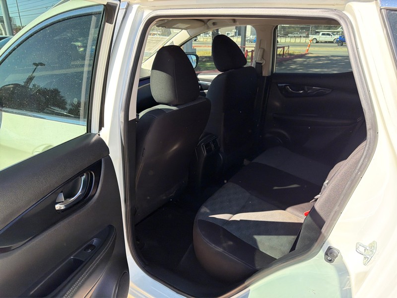 Nissan Rogue Sport Vehicle Full-screen Gallery Image 10