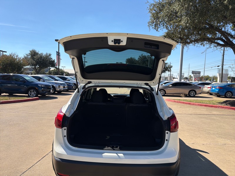 Nissan Rogue Sport Vehicle Full-screen Gallery Image 11