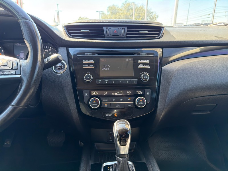 Nissan Rogue Sport Vehicle Full-screen Gallery Image 12