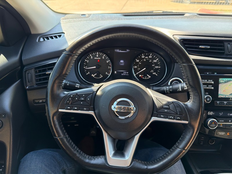 Nissan Rogue Sport Vehicle Full-screen Gallery Image 14