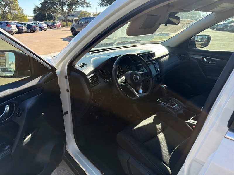 Nissan Rogue Vehicle Full-screen Gallery Image 09