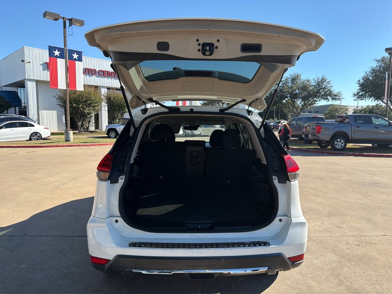 Nissan Rogue Vehicle Full-screen Gallery Image 10