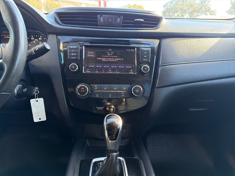 Nissan Rogue Vehicle Full-screen Gallery Image 11