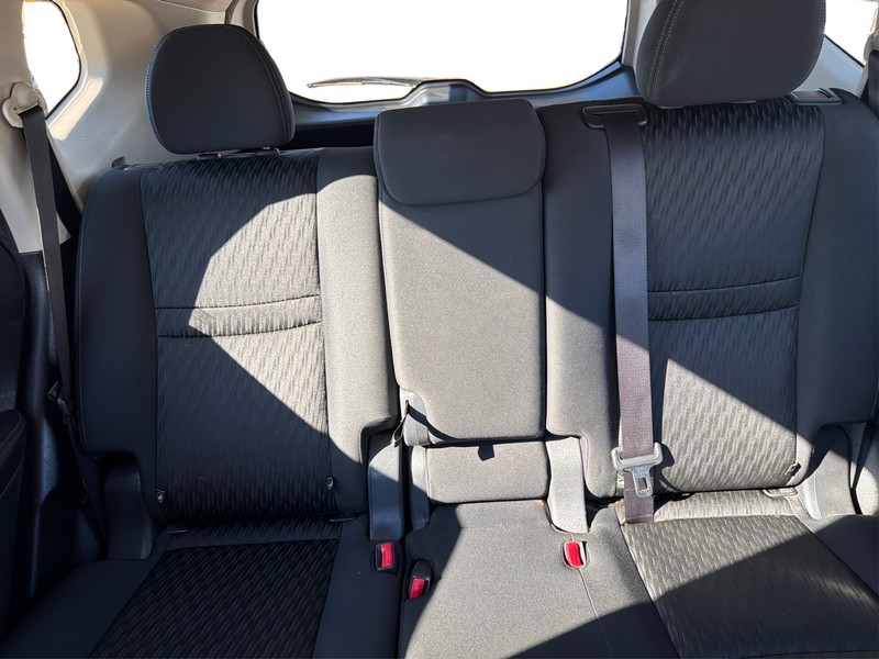 Nissan Rogue Vehicle Full-screen Gallery Image 12