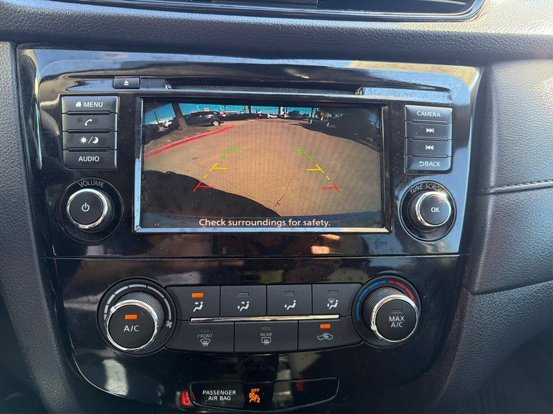 Nissan Rogue Vehicle Full-screen Gallery Image 16