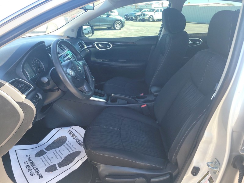 Nissan Sentra Vehicle Full-screen Gallery Image 08