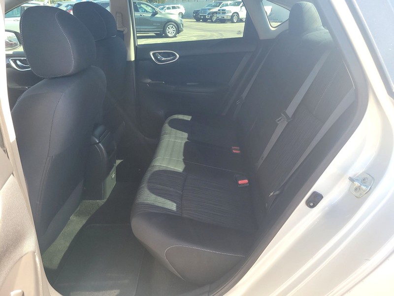 Nissan Sentra Vehicle Full-screen Gallery Image 09