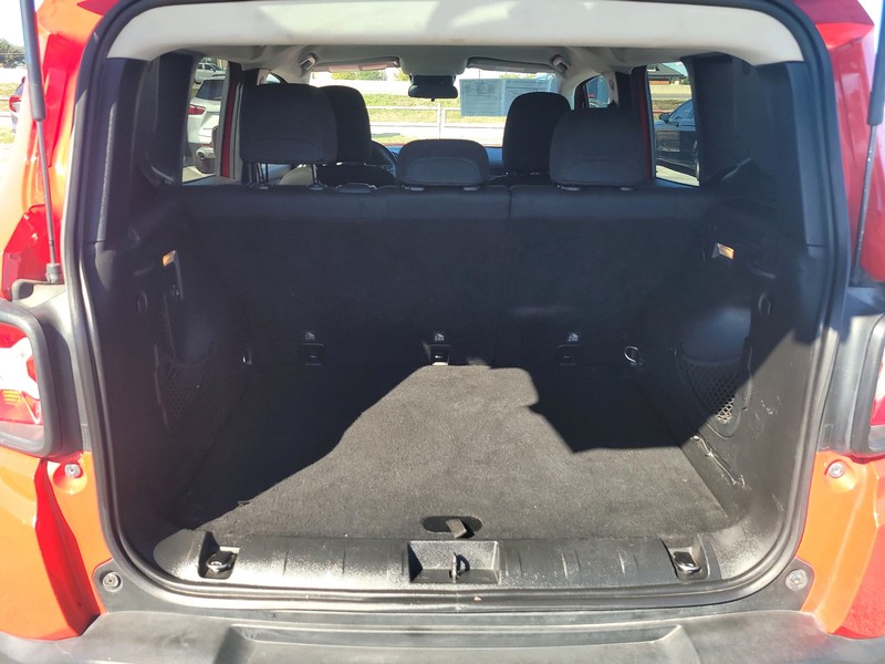 Jeep Renegade Vehicle Full-screen Gallery Image 11