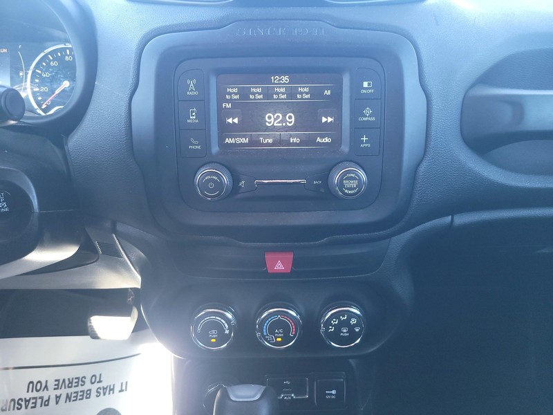 Jeep Renegade Vehicle Full-screen Gallery Image 12
