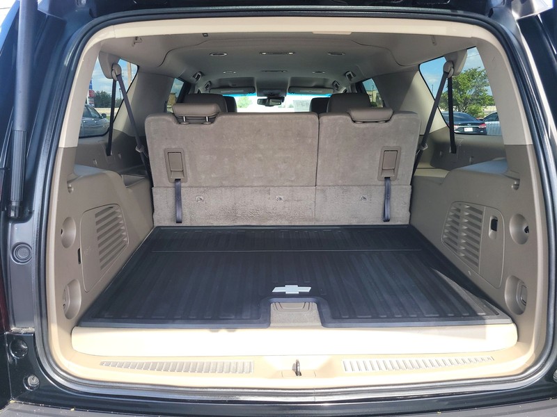 Chevrolet Suburban Vehicle Full-screen Gallery Image 11