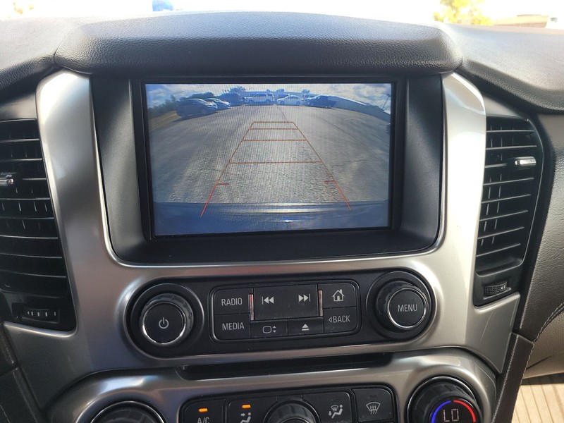 Chevrolet Suburban Vehicle Full-screen Gallery Image 18