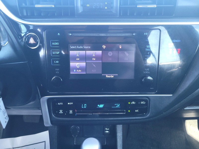 Toyota Corolla Vehicle Full-screen Gallery Image 11