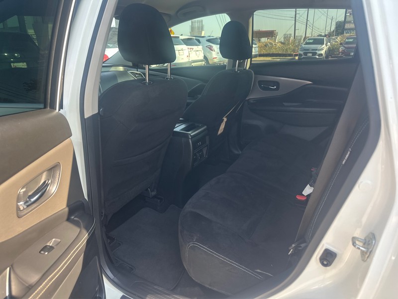 Nissan Murano Vehicle Full-screen Gallery Image 10