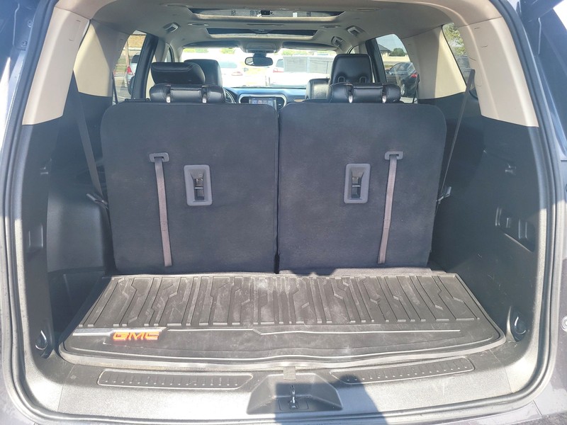 GMC Acadia Vehicle Full-screen Gallery Image 11