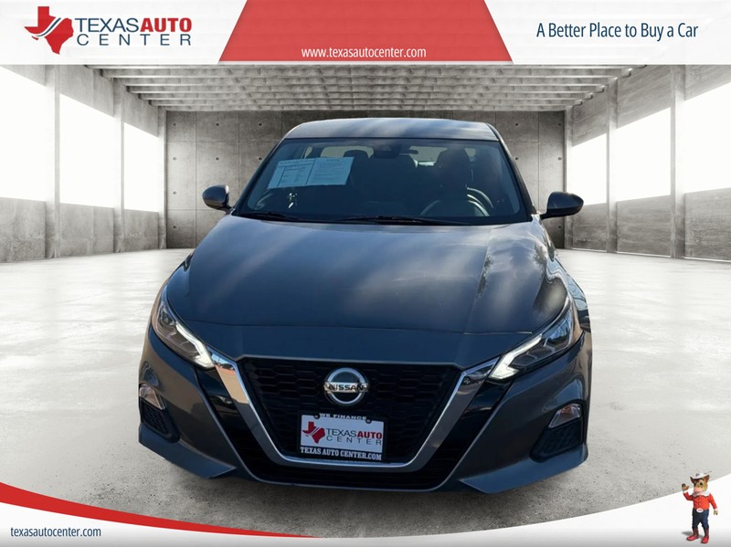 Nissan Altima Vehicle Full-screen Gallery Image 03