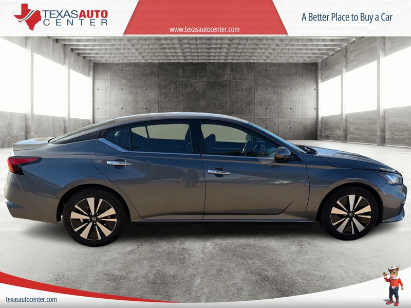 Nissan Altima Vehicle Full-screen Gallery Image 04