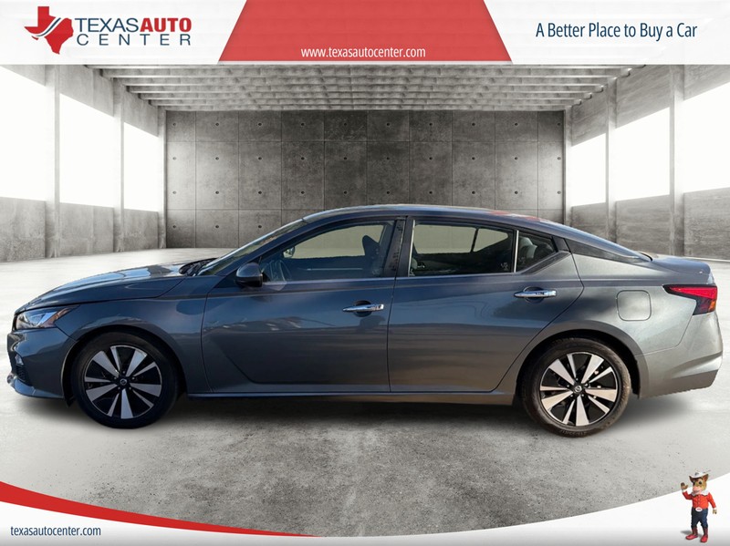 Nissan Altima Vehicle Full-screen Gallery Image 05
