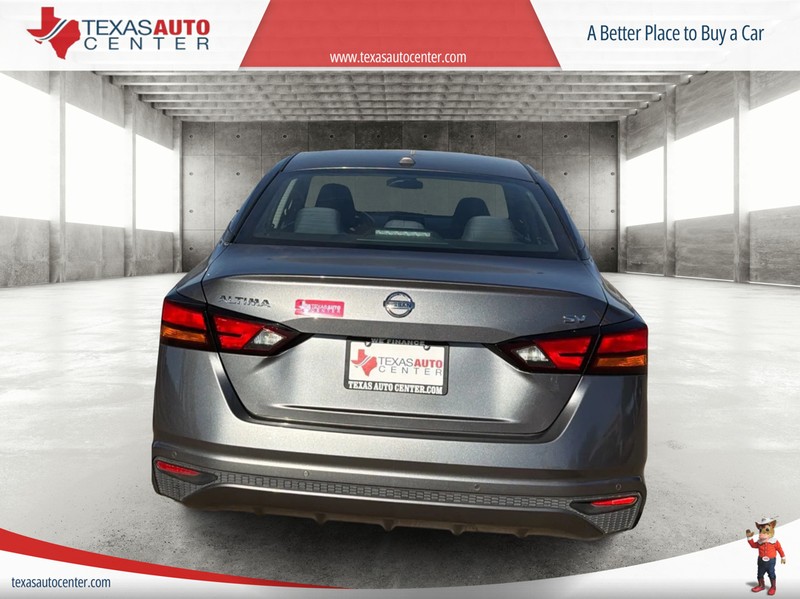 Nissan Altima Vehicle Full-screen Gallery Image 06