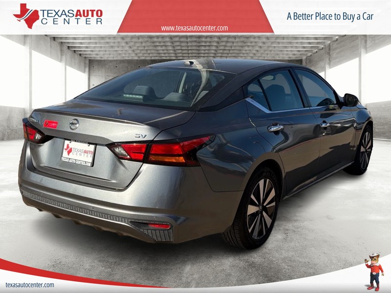 Nissan Altima Vehicle Full-screen Gallery Image 07