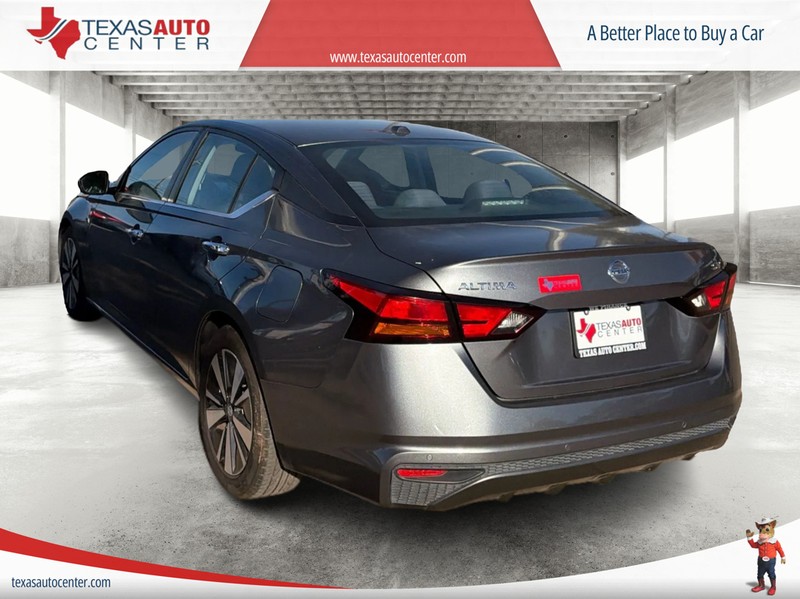 Nissan Altima Vehicle Full-screen Gallery Image 08