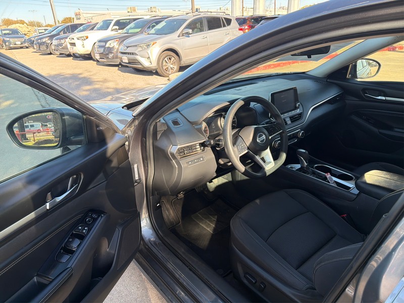 Nissan Altima Vehicle Full-screen Gallery Image 09