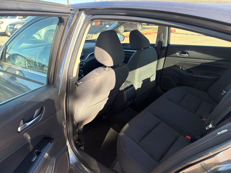 Nissan Altima Vehicle Full-screen Gallery Image 10