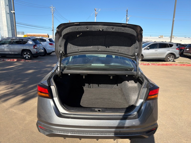 Nissan Altima Vehicle Full-screen Gallery Image 11