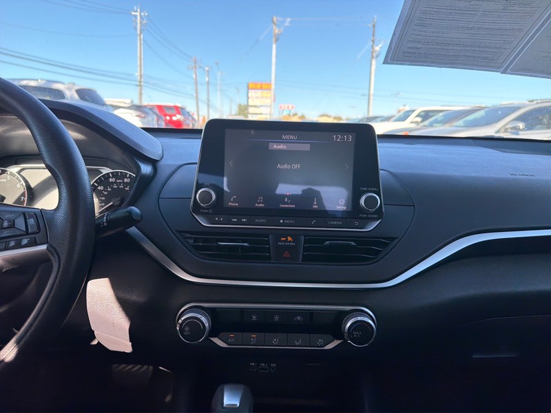 Nissan Altima Vehicle Full-screen Gallery Image 12