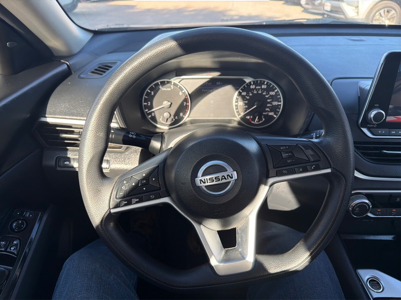 Nissan Altima Vehicle Full-screen Gallery Image 14