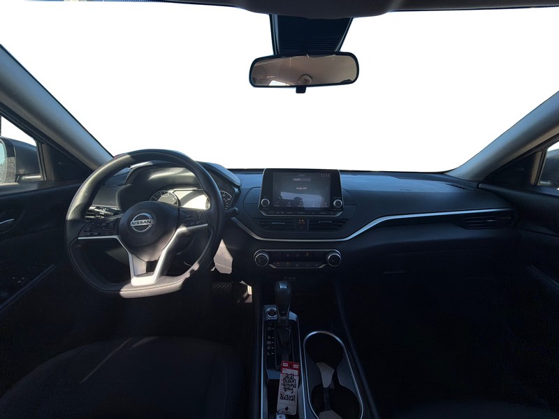 Nissan Altima Vehicle Full-screen Gallery Image 15