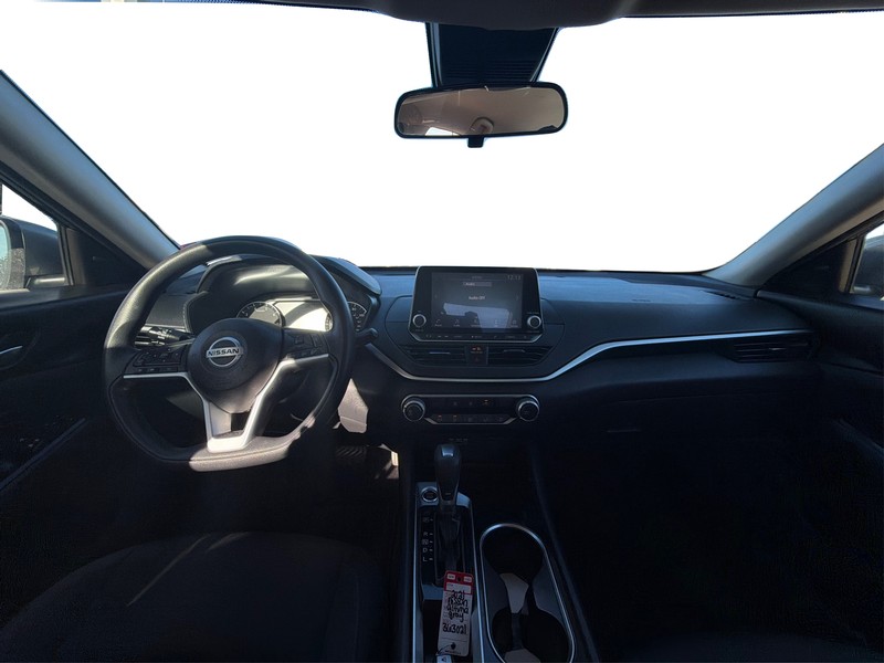 Nissan Altima Vehicle Full-screen Gallery Image 16