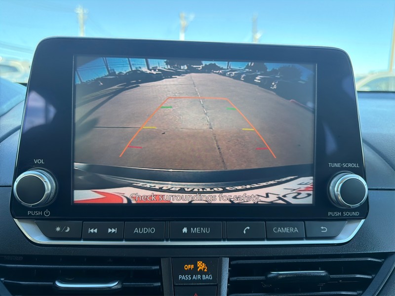 Nissan Altima Vehicle Full-screen Gallery Image 17