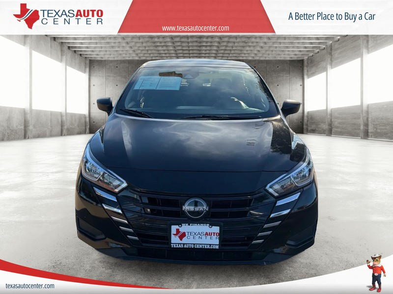 Nissan Versa Vehicle Full-screen Gallery Image 03