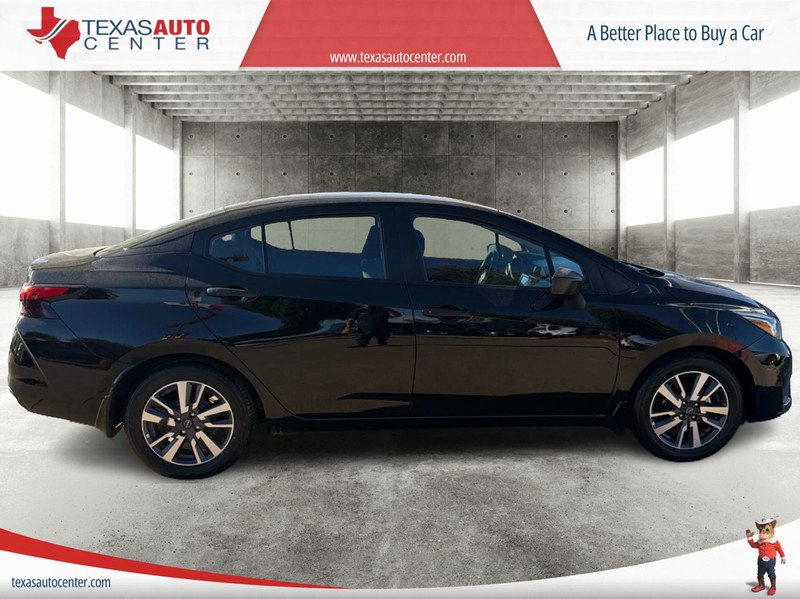 Nissan Versa Vehicle Full-screen Gallery Image 04