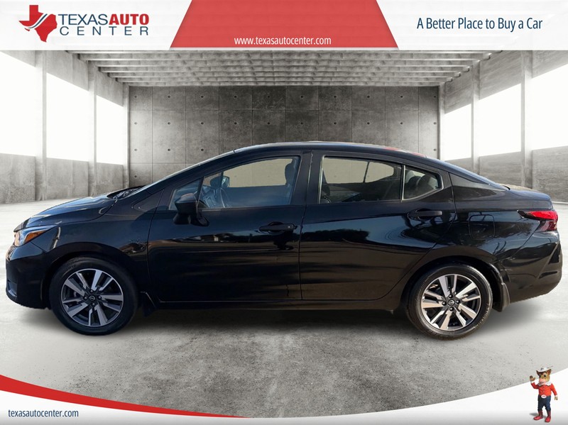 Nissan Versa Vehicle Full-screen Gallery Image 05