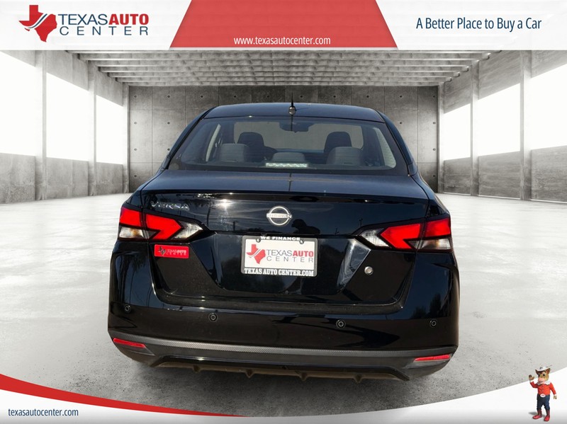 Nissan Versa Vehicle Full-screen Gallery Image 06