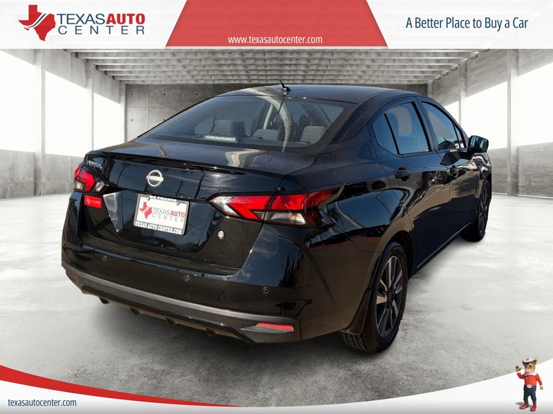 Nissan Versa Vehicle Full-screen Gallery Image 07