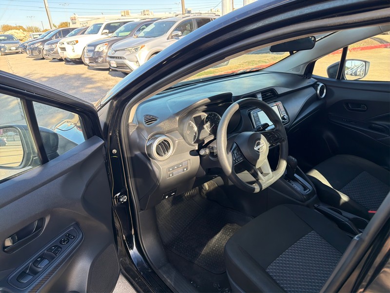 Nissan Versa Vehicle Full-screen Gallery Image 09