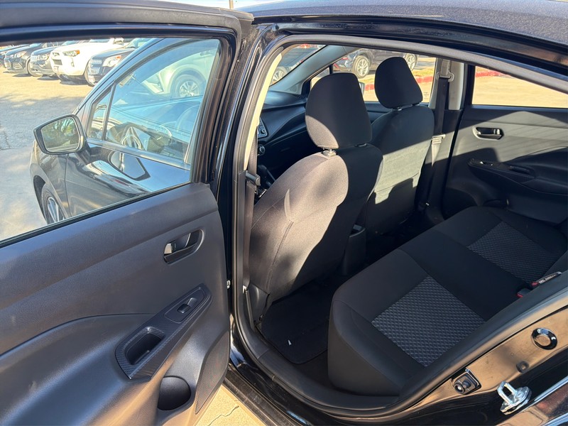 Nissan Versa Vehicle Full-screen Gallery Image 10