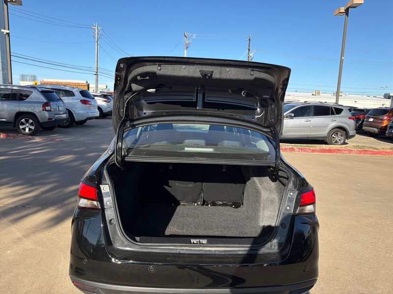 Nissan Versa Vehicle Full-screen Gallery Image 11