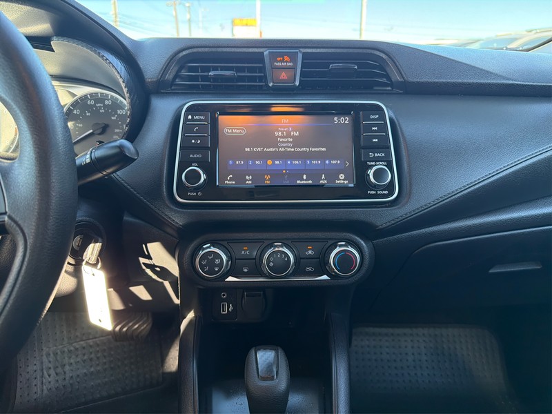 Nissan Versa Vehicle Full-screen Gallery Image 12