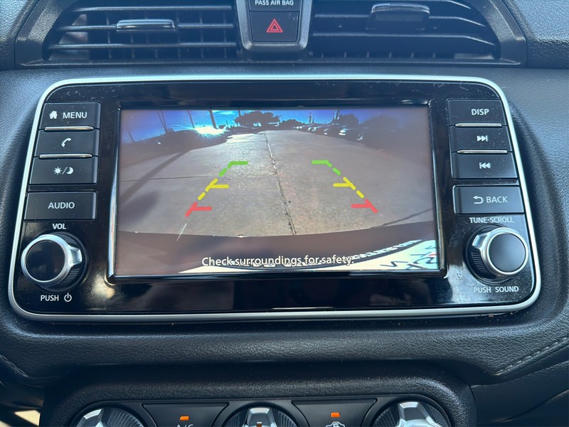 Nissan Versa Vehicle Full-screen Gallery Image 17